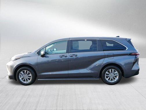 2025 Toyota Sienna LE