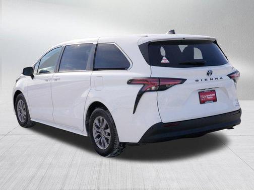 2022 Toyota Sienna LE