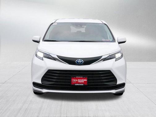 2025 Toyota Sienna LE