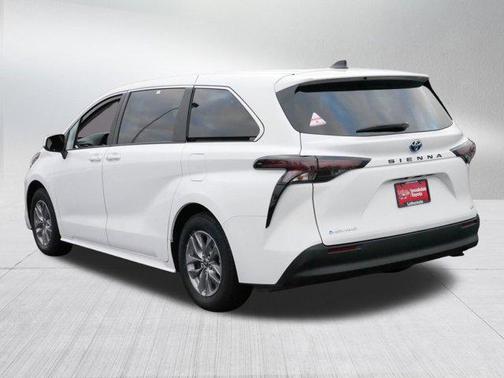 2025 Toyota Sienna LE