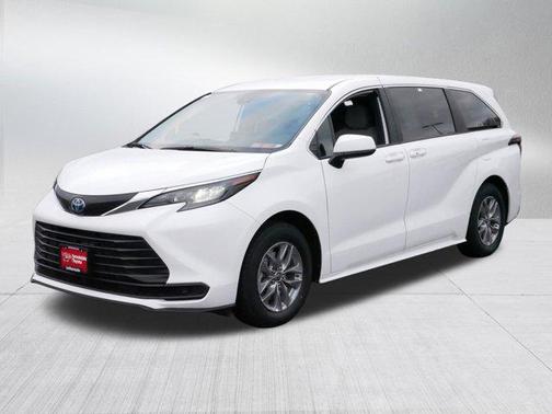 2025 Toyota Sienna LE