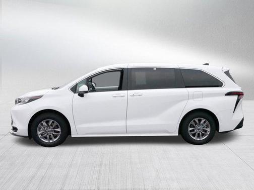2025 Toyota Sienna LE