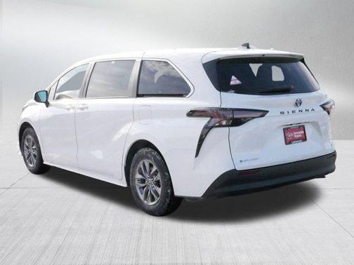 2025 Toyota Sienna LE