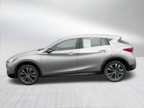 2017 INFINITI QX30 Luxury