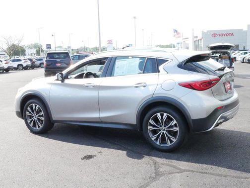 2017 INFINITI QX30 Luxury