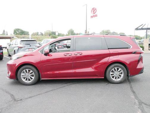 2022 Toyota Sienna XLE 7 Passenger