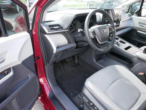 2022 Toyota Sienna XLE 7 Passenger