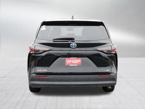 2025 Toyota Sienna LE