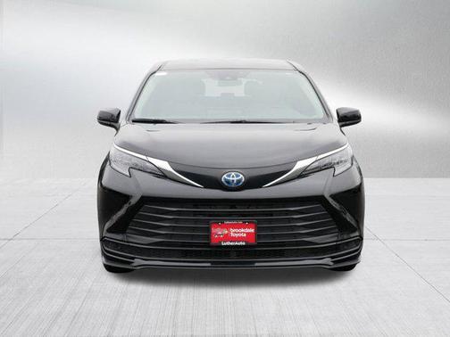 2025 Toyota Sienna LE