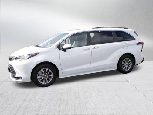 2022 Toyota Sienna XLE 7 Passenger