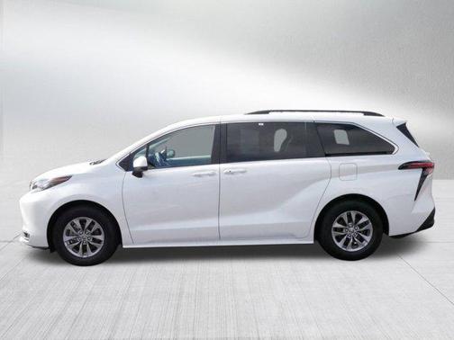 2022 Toyota Sienna XLE 7 Passenger