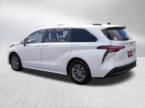 2022 Toyota Sienna XLE 7 Passenger