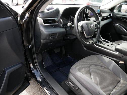 Midnight Black Metallic 2024 Toyota Highlander LE