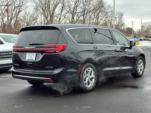 Bright White Clearcoat 2024 Chrysler Pacifica Limited
