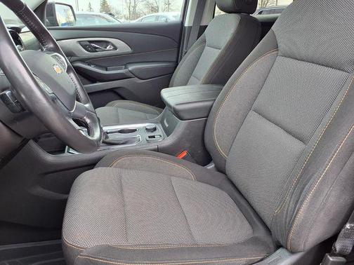 Black Cherry Metallic 2021 Chevrolet Traverse LT Cloth