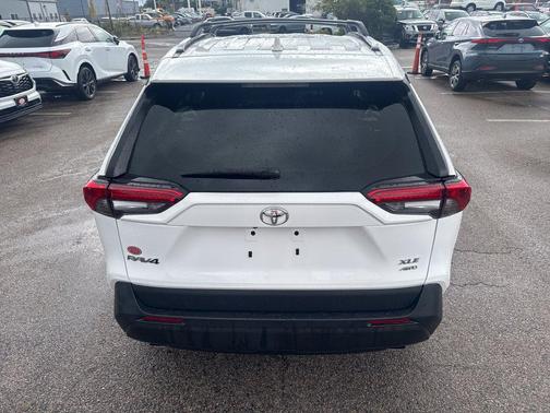 Ice Cap 2024 Toyota RAV4 XLE