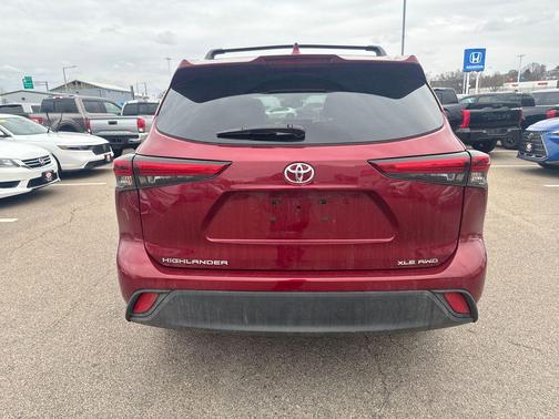 Pearl 2022 Toyota Highlander XLE