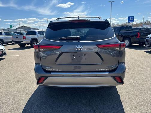 Magnetic Gray Metallic 2023 Toyota Highlander Platinum