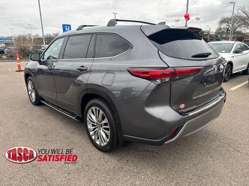 Magnetic Gray Metallic 2023 Toyota Highlander Platinum