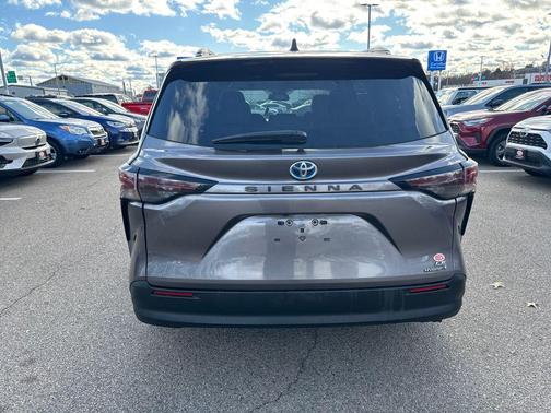 2024 Toyota Sienna LE