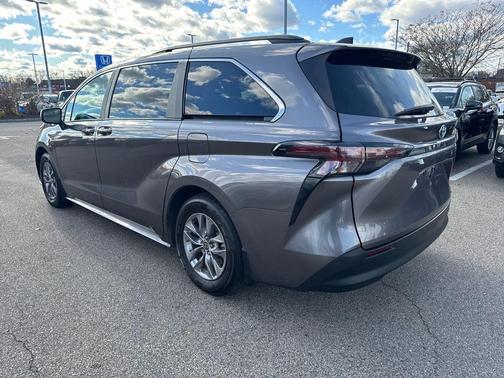 2024 Toyota Sienna LE