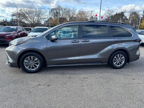 2024 Toyota Sienna LE