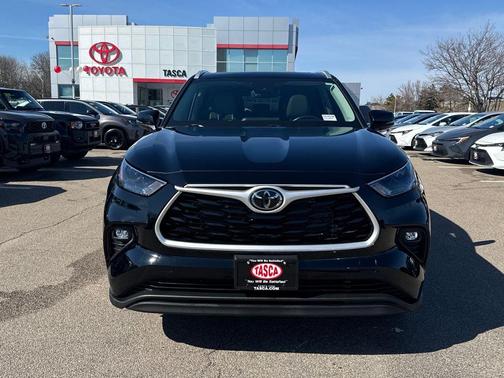 Midnight Black Metallic 2022 Toyota Highlander XLE