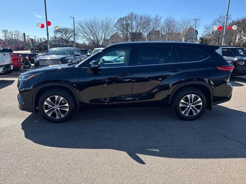 Midnight Black Metallic 2022 Toyota Highlander XLE