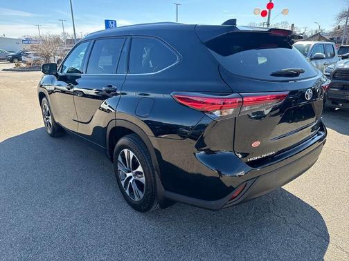 Midnight Black Metallic 2022 Toyota Highlander XLE
