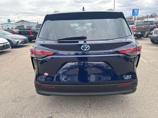 2021 Toyota Sienna XLE 8 Passenger