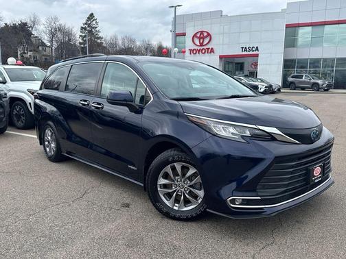 2021 Toyota Sienna XLE 8 Passenger