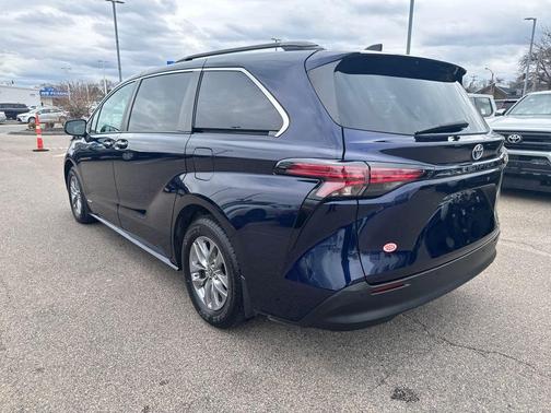 2021 Toyota Sienna XLE 8 Passenger