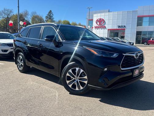Midnight Black Metallic 2024 Toyota Highlander XLE