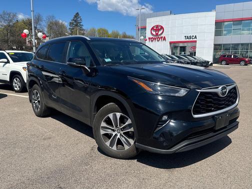 Midnight Black Metallic 2024 Toyota Highlander XLE