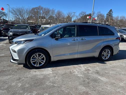 2022 Toyota Sienna XSE 7 Passenger