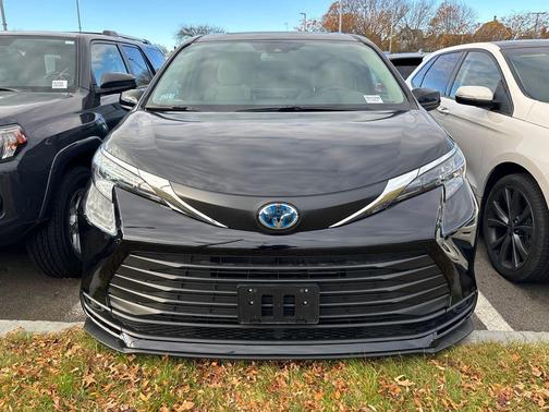 2025 Toyota Sienna LE