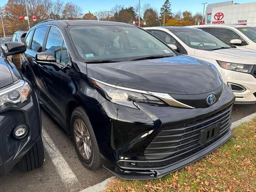 2025 Toyota Sienna LE