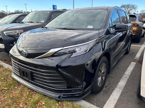 2025 Toyota Sienna LE