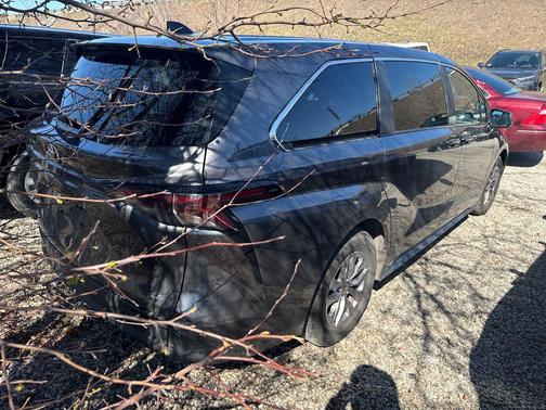 Magnetic Gray Metallic 2025 Toyota Sienna LE