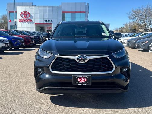 Midnight Black Metallic 2022 Toyota Highlander XLE