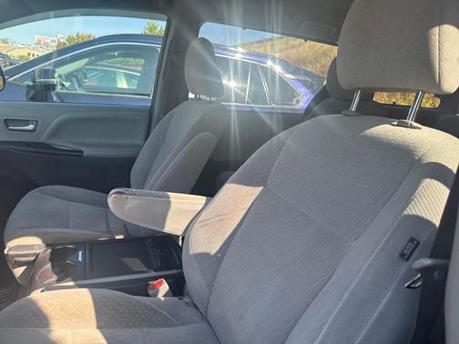 2018 Toyota Sienna LE