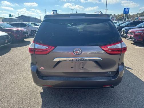 2018 Toyota Sienna LE