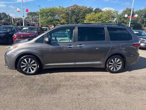 2018 Toyota Sienna LE