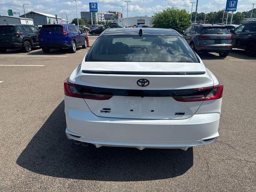 Wind Chill Pearl w/Midnight Black Metallic Roof 2026 Toyota Camry XSE