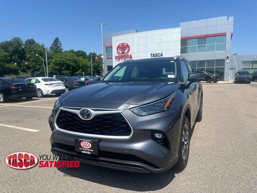 Gray 2024 Toyota Highlander XLE