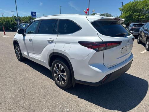 Wind Chill Pearl 2025 Toyota Highlander Hybrid XLE
