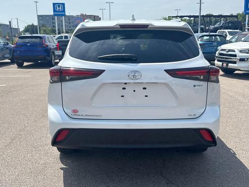 Wind Chill Pearl 2025 Toyota Highlander Hybrid XLE