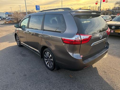 2018 Toyota Sienna LE