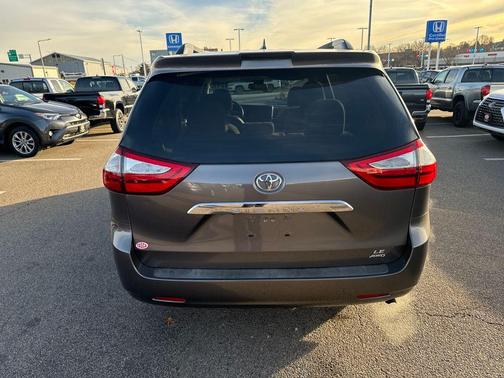 2018 Toyota Sienna LE