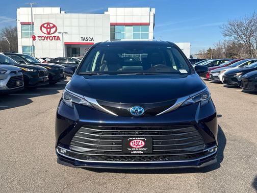 2024 Toyota Sienna Platinum